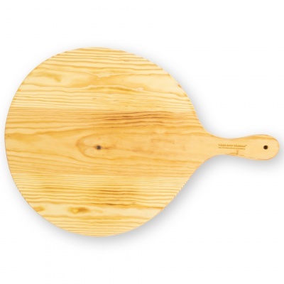 Tábua redonda de madeira clara com alça e inscrição gravada