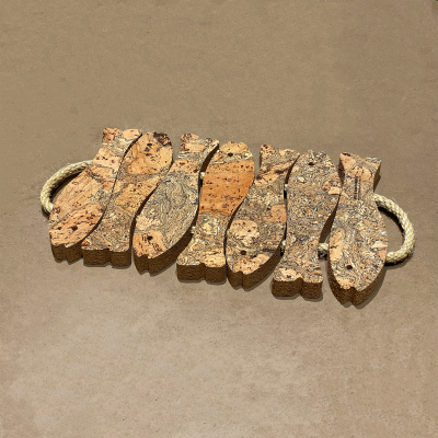 Tabuleiro decorativo em cortiça com corda nas extremidades