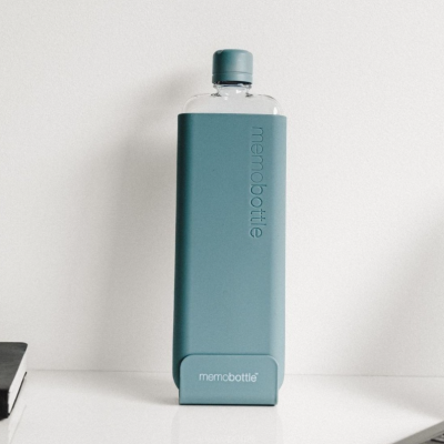 Garrafa retangular Memobottle azul-petróleo com tampa e texto impresso