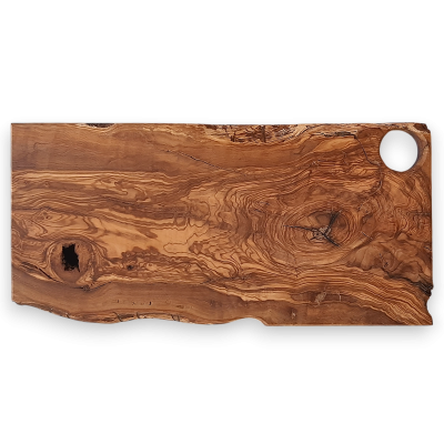 Prancha de cozinha em madeira natural com veios e buracos