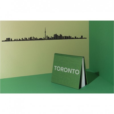 Calendário de mesa verde com capa 'TORONTO' e silhueta da cidade de Toronto na parede
