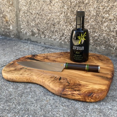 tábua de madeira com faca e garrafa preta de azeite Terras do Azido
