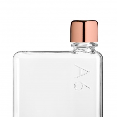 Garrafa de vidro transparente com tampa dourada rosa e gravação A6