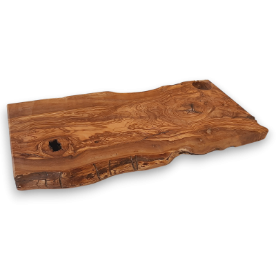 Tábua de madeira natural com veios e nós visíveis sobre fundo preto