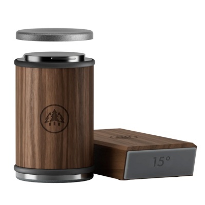 Suporte inclinado de madeira a 15° com pote cilíndrico de madeira e metal cinzento.