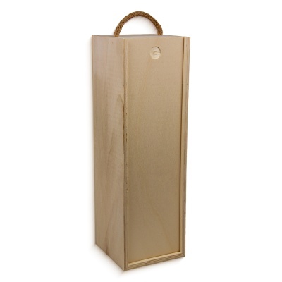 Caixa de madeira clara com cabo de corda em fundo branco