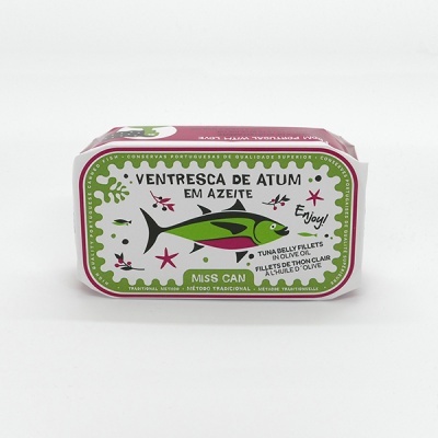 Lata de ventresca de atum em azeite Miss Can com design colorido e texto em português e inglês