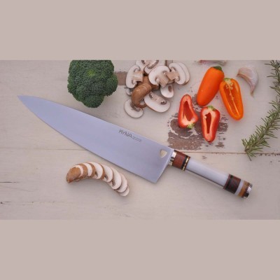 Faca de cozinha em aço inox com cabo branco e madeira ao lado de brócolos, cogumelos fatiados, pimentos e alecrim