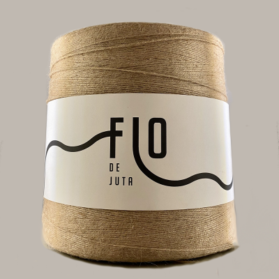 Cone de fio de juta com etiqueta FLO DE JUTA sobre fundo neutro