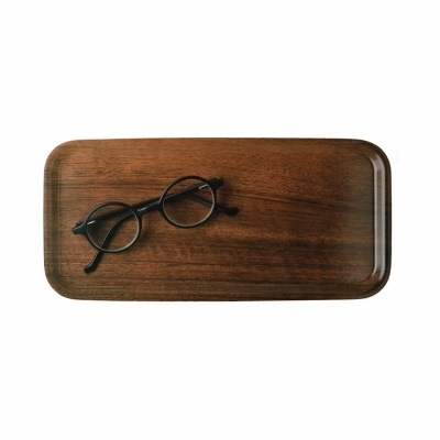 Placa de madeira retangular castanha com óculos pretos redondos