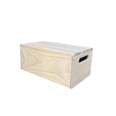 Caixa retangular de madeira clara com aberturas laterais em fundo branco
