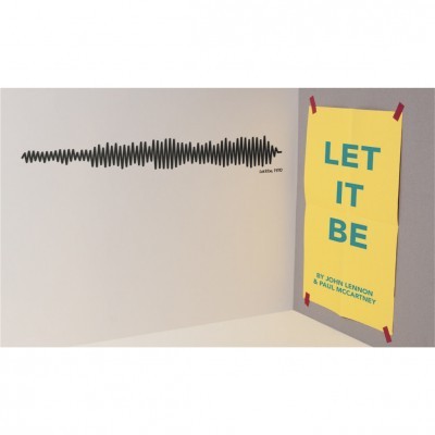 Cartaz amarelo na parede com texto LET IT BE, e forma ondulada preta ao lado.