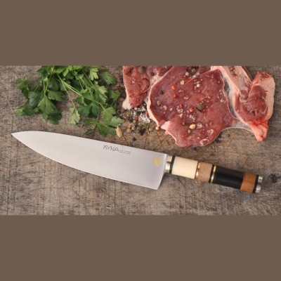 Faca KYANA com lâmina de aço e cabo de madeira junto a carne crua e salsa sobre tábua de madeira