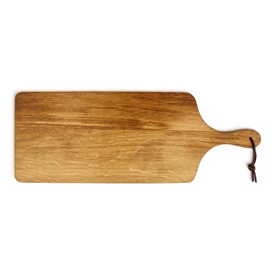 Tabuleiro de madeira castanha com pega e atilho de couro.