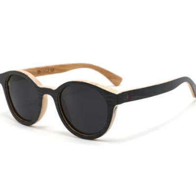 Óculos de sol com armação redonda bicolor em madeira clara e escura e lentes escuras