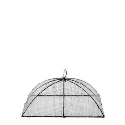 Protector de alimentos em rede preta com estrutura em arame e formato de cúpula
