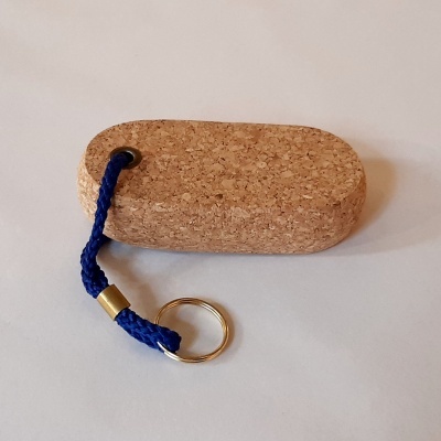 Chaveiro de cortiça com cordão azul e anilha dourada