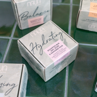 Caixas de papelão reciclado de shampoo sólido NAVA em azulejos verdes