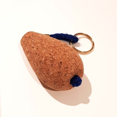 Porta-chaves em cortiça com cordão azul e argola metálica