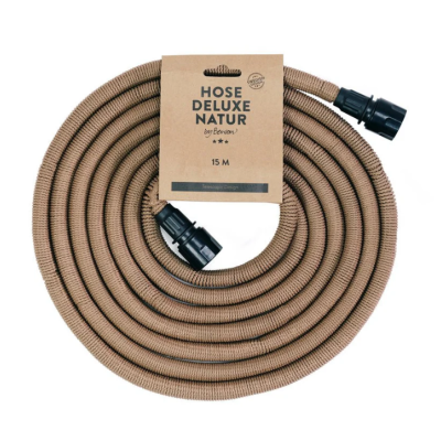 Mangueira de jardim expansível castanha com conectores pretos e etiqueta informativa