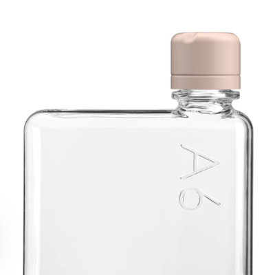 Garrafa de água transparente com tampa bege e gravação A6.