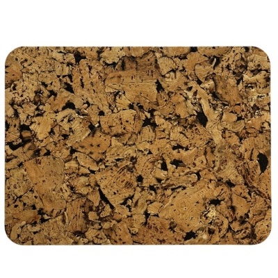 Tapete retangular com padrão que imita cortiça em tons castanhos