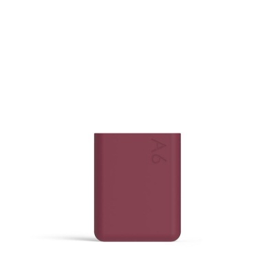 Carteira bordô pequena com texto A6 em relevo