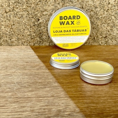 Lata de cera BOARD WAX para tábuas de madeira sobre superfície de madeira parcialmente tratada