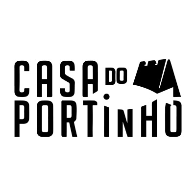Logótipo preto da CASA DO PORTINHO com fortaleza estilizada sobre fundo branco