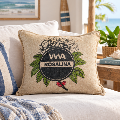 Almofada decorativa bege com estampado WVA ROSALINA em sofá