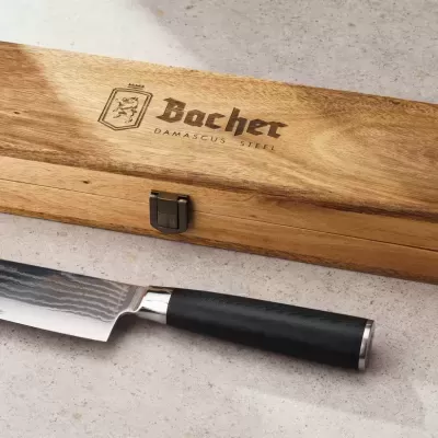 Faca de cozinha com lâmina em aço damasco e caixa de madeira Bacher