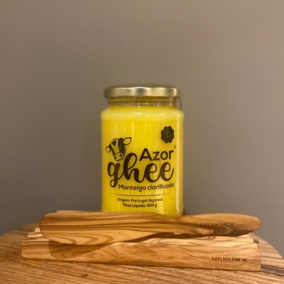 Frasco de manteiga clarificada Azor ghee com utensílios de madeira