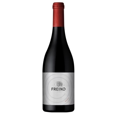 Garrafa de vinho tinto Freixo com rótulo branco e selo vermelho