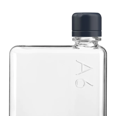 Garrafa de plástico transparente com tampa preta e relevo com texto A6