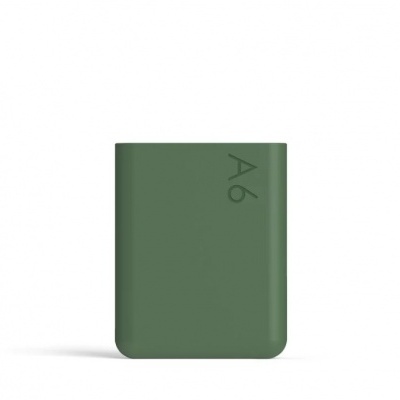 Power bank portátil verde fosco com texto A6 em fundo branco