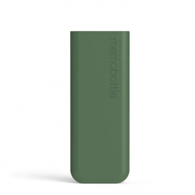Garrafa de água verde com design retangular e texto memobottle