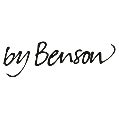 Texto manuscrito preto 'by Benson' em fundo branco