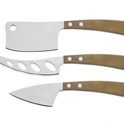 Conjunto de três facas com cabos de madeira clara e lâminas metálicas sobre fundo branco