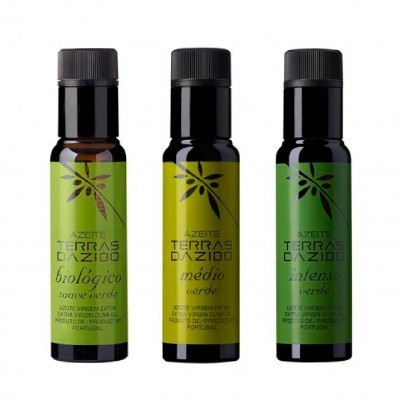 Três garrafas pequenas de azeite Terras D'Azibo com rótulos verdes e tampas pretas