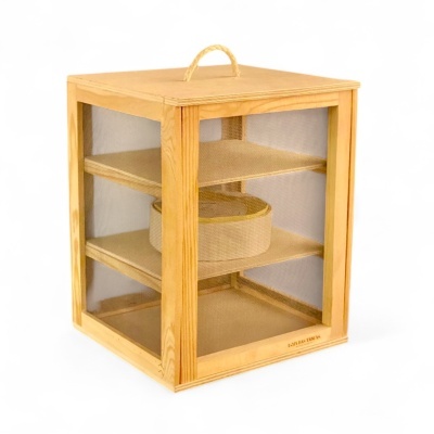 Expositor de madeira clara com prateleiras e caixas redondas de palha