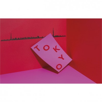 Cartaz cor-de-rosa com letras vermelhas 'TOKYO' em parede vermelha com silhueta de cidade preta