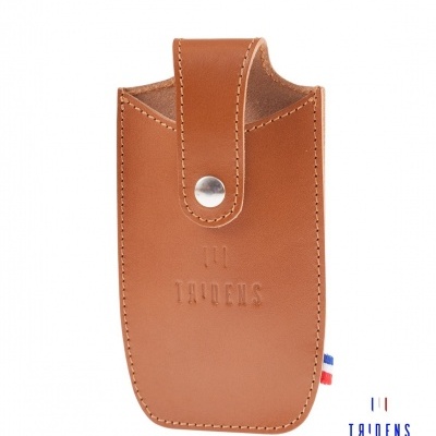 Porta-objetos em pele castanha com botão e marca TRUDENS