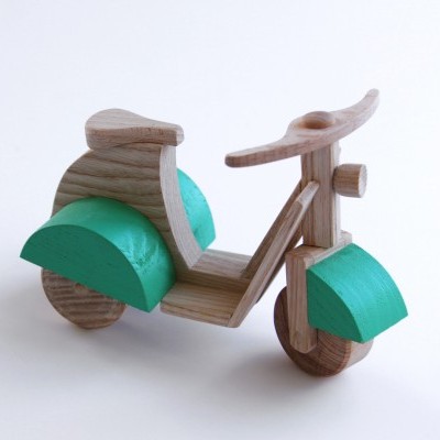 Motociclo de brinquedo em madeira com detalhes verdes