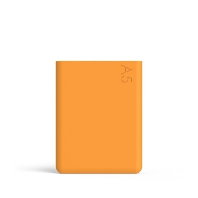 Caderno A5 de capa laranja com inscrição 'A5'