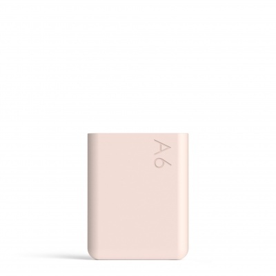 Power bank portátil rosa claro com texto A6