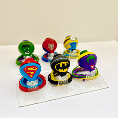 Suportes coloridos para auscultadores com motivos de personagens famosos sobre bases transparentes