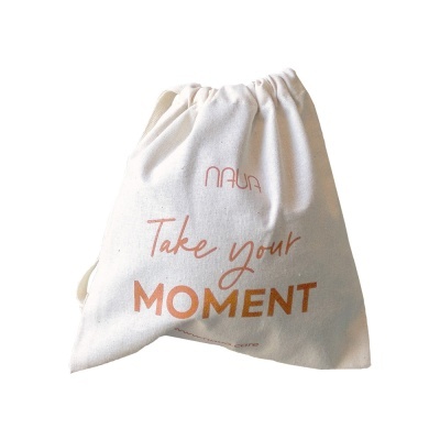 Saco de algodão branco com cordão e texto laranja