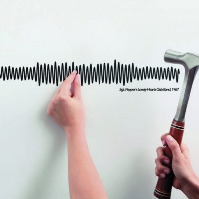 Mãos segurando martelo e estando perto de prego em parede branca com padrão onda sonora e texto