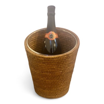 Garrafa de vinho espumante preto com rótulo LEGON 2013 dentro de balde trançado castanho