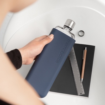 Garrafa de água com capa azul escura em silicone e tampa metálica prateada